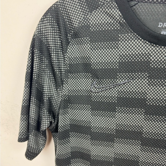 Nike Shirt - Picture 3 of 4